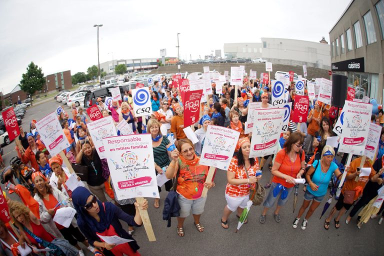 Manifestation des responsables en service de garde devant le bureau du ministère de la Famille, le 7 juillet, dans le cadre d’une journée de grève générale.