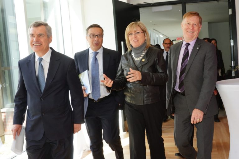 En route vers le point de presse, on aperçoit dans l'ordre habituel: Olivier Laureau, à la fois président du Groupe Servier et de la Fondation internationale de recherche Servier, Frédéric Fasano, directeur général de Servier Canada, Francine Charbonneau, ministre responsable de la région, et Marc Demers, maire de Laval.