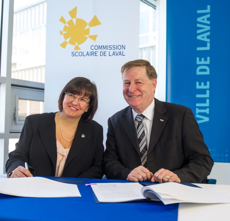 Louise Lortie, présidente de la CSDL et Marc Demers, maire de Laval, ont officiellement signé l’entente concernant les échanges de terrain, lors de la conférence de presse du lundi 17 mars.
