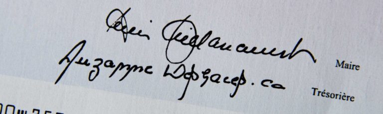 Le maire de Laval délègue ses pouvoirs à Suzanne Deshaies pour toutes émissions de chèque. (Photo: Alarie Photos)