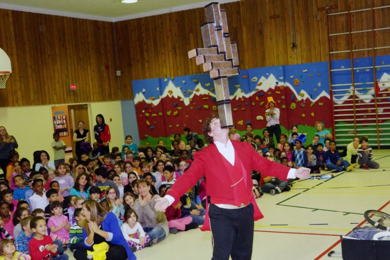 Simon-Vanier développe les arts du cirque Ben Labarouette a fait une prestation de cirque, le 20 octobre, à l’école Simon-Vanier.