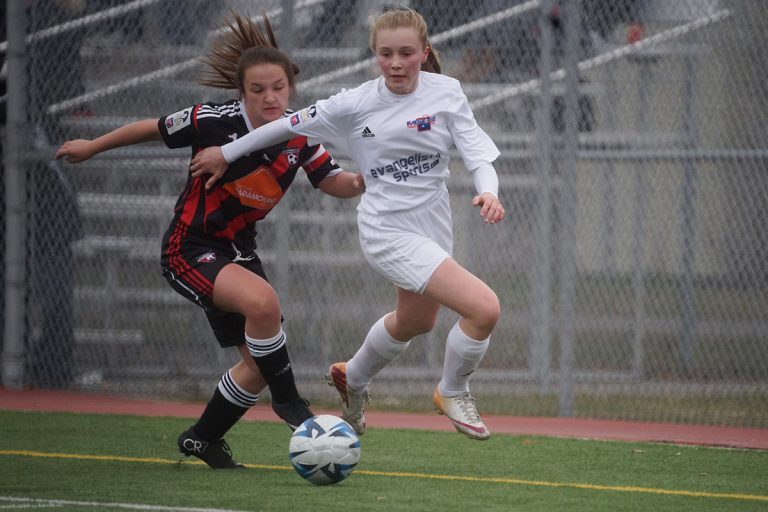 Fabrose amorce la saison du bon pied Fabrose a vaincu Lakeshore 2 à 1 dans le U14. Marie-Pier Girard (blanc) tente de distancer sa rivale.