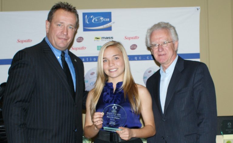 Quatre honneurs au Gala de la LSÉQ Normand Prévost du groupe Desjardins et Martial Prud'homme vice-président de la Fédération de soccer du Québec remettent le Ballon d’or à Marie-Pier Gougeon. (Photo: Michel Dugas)