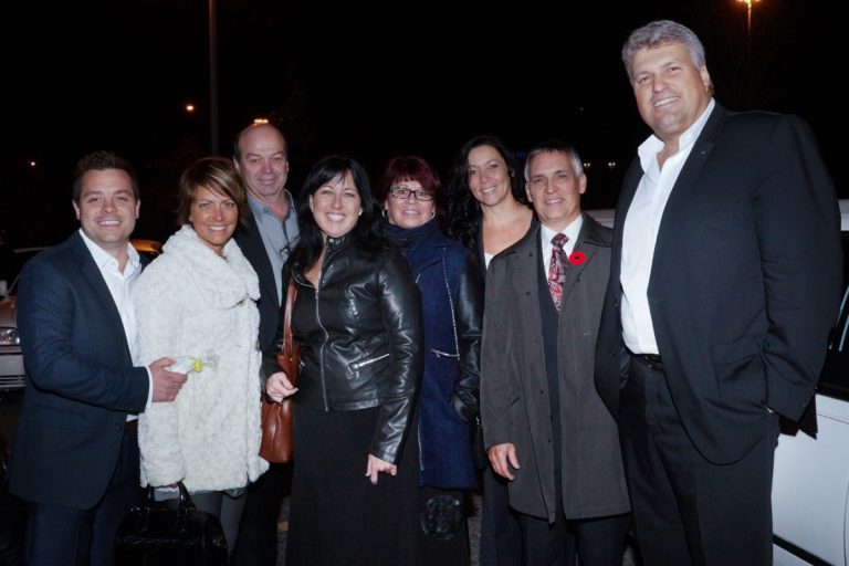 Marcelin Cantin (Karaté Sportif) et sa conjointe Nancy; Gaston Frenette (Le Lunettier) et sa conjointe Sabrina; Michèle Lanteigne (Boisé Notre-Dame) et son invité Gilles Domon; et du Courrier Laval, Sylvie Lizotte, directrice des ventes et Martin Olivier, directeur général.