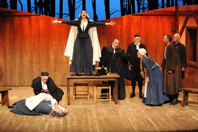 Avec cette pièce, le public peut revivre l'un des plus bouleversants procès de l'histoire américaine servi par le talent immense d'Arthur Miller.(Photo gracieuseté)