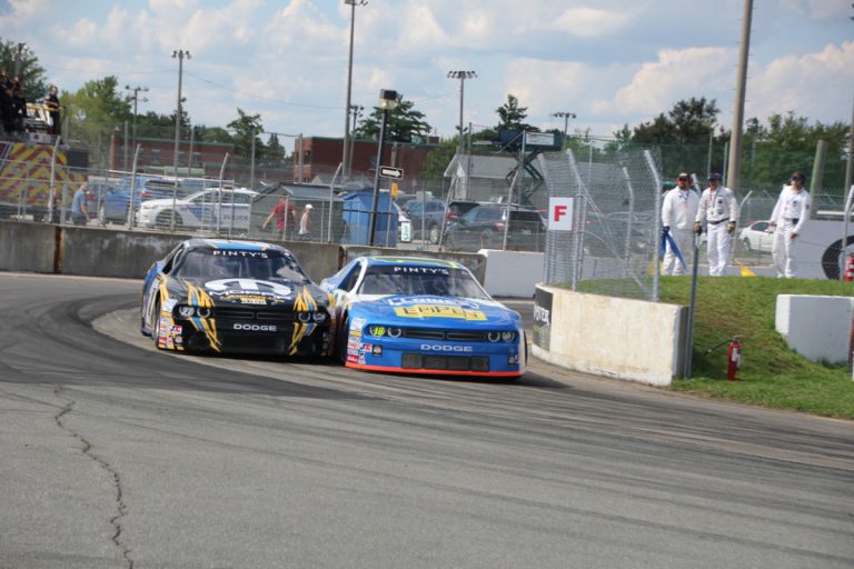 Alex Tagliani (à droite) s'apprête à dépasser Andrew Ranger au 28e tour.