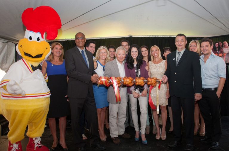 Hubert (la mascotte); Lucie Quenneville, vice-présidente, programmation et acquisitions de V; Robert Geffrard, directeur adjoint de la rôtisserie Vimont; Isabelle Maréchal, animatrice de La Franchise; Jean-Pierre Léger, président et chef de la direction du Groupe St-Hubert Inc; Andrea Fonseca, nouvelle propriétaire du St-Hubert Express Vimont; Lyne Chayer, vice-présidente Marketing du Groupe St-Hubert Inc; Jean-Pierre Bourque, chef livreur de la rôtisserie Vimont. En arrière-plan, quelques-uns des candidats de l’émission La Franchise.