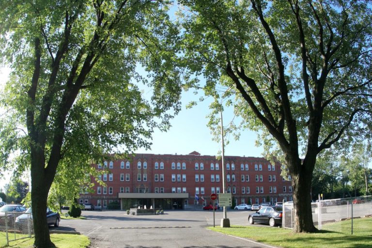 Le CHSLD Saint-Jude: dernier de classe Le CHSLD Saint-Jude, sis au 4410, boulevard Saint-Martin, à Chomedey, dispose de 204 places d'hébergement, réparties sur 4 étages.