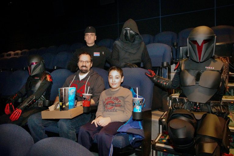 Des personnages s'étaient déplacés de leur lointaine galaxie à Laval afin d'assister à la projection sensorielle de Star Wars: Le réveil de la force. Dorénavant, le cinéma du Centropolis offrira ce type de visionnement aux six semaines.