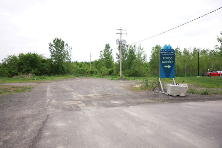 La table est mise pour un futur développement En voie d'être adopté, le nouveau règlement de zonage permettra des habitations d'une hauteur maximale de 12 étages sur le territoire situé dans le prolongement nord-ouest du boulevard Saint-Martin Ouest et de la rue des Pivoines, à Sainte-Dorothée.