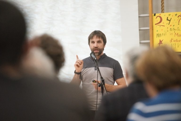 Quartier sous haute pression Steven Guilbeault, directeur principal d’Équiterre, était à l’école Fleur-Soleil, le 24 mars, pour parler des changements climatiques, des alternatives à la dépendance au pétrole et de la ligne 9B d’Enbridge.