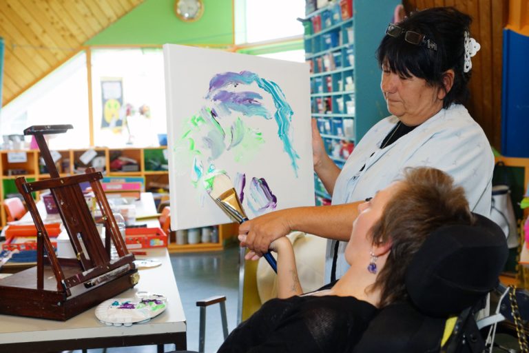 Nouveaux locaux pour Stimul’Arts Les Ateliers Stimul'Arts respondent actuellement aux besoins de plus de 80 personnes, comme Sophie, par semaine. (Photo TC Media - Mario Beauregard)
