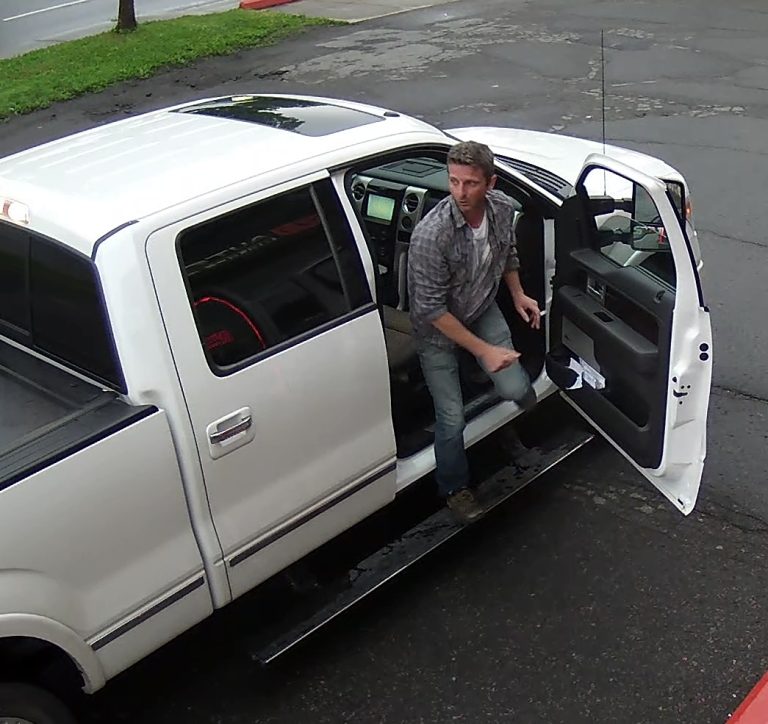 Le suspect aurait environ 30 ans. Son complice a déjà été arrêté.(Photos gracieuseté)