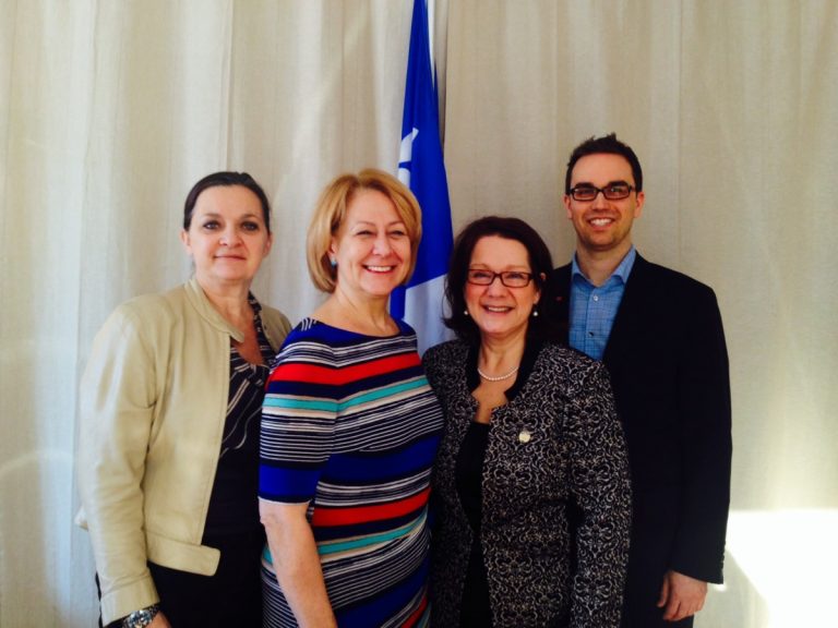 Une vitrine web pour les commerçants de Sainte-Rose On reconnaît dans l’ordre habituel, Chantal Provost, présidente-directrice générale de la Chambre de commerce et d’industrie de Laval, Patricia Lapierre, directrice générale de Détail-Québec, Suzanne Proulx, députée de Sainte-Rose, et Maxime Tessier, président de l’Association des commerçants et gens d’affaires de Ste-Rose.