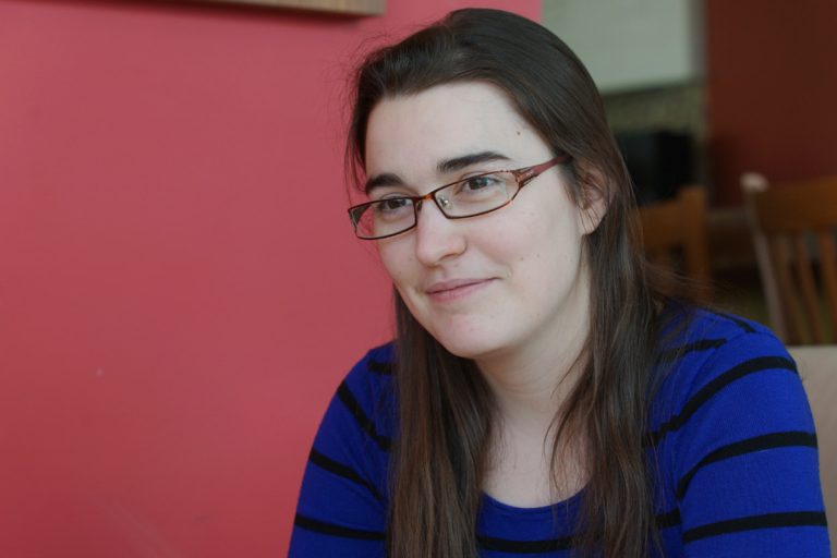 À 21 ans, Tanya Bernier publie «Un fauteuil à partager», un premier roman entre rêve amoureux et aspirations brisées.(Photo: Mario Beauregard) 