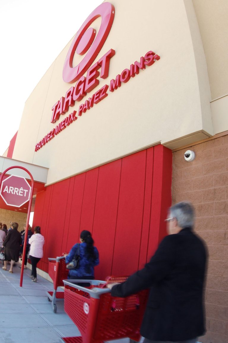 Target accueille ses premiers clients à Laval Les consommateurs ont pu découvrir le magasin Target de Sainte-Dorothée le 17 septembre, lors de l'ouverture officielle.