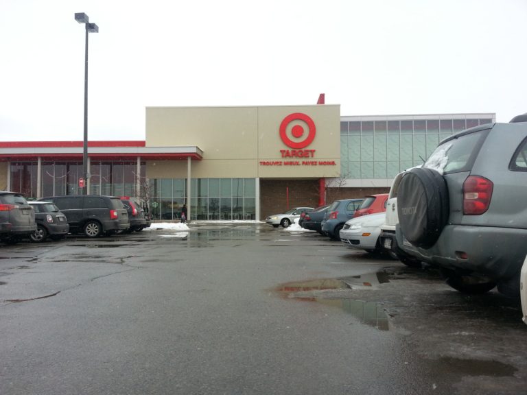 Target: les employés assurés d’un salaire jusqu’à la mi-mai La conversion de l’ancien Walmart du Centre Laval en un magasin Target avait nécessité, en 2013, un investissement colossal de 20 M$ de la part du géant américain du commerce de détail.