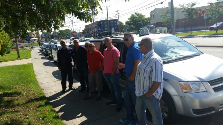 Les taxis ont défilé devant le bureau de la ministre Charbonneau.
