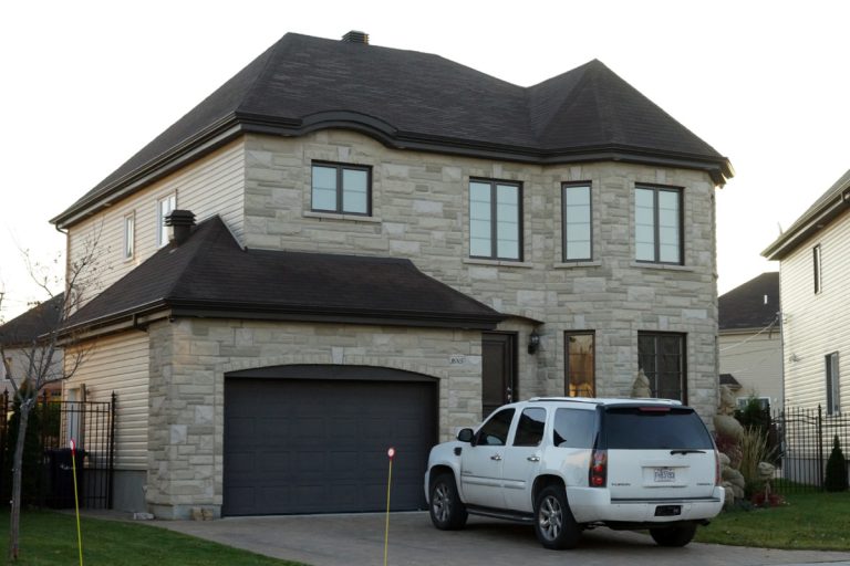 Tentative de meurtre rue François-Beaucourt Des agents s'affairent à recueillir des renseignements afin d'avoir une description du véhicule de l'agresseur. (Photo TC Media - Mario Beauregard)