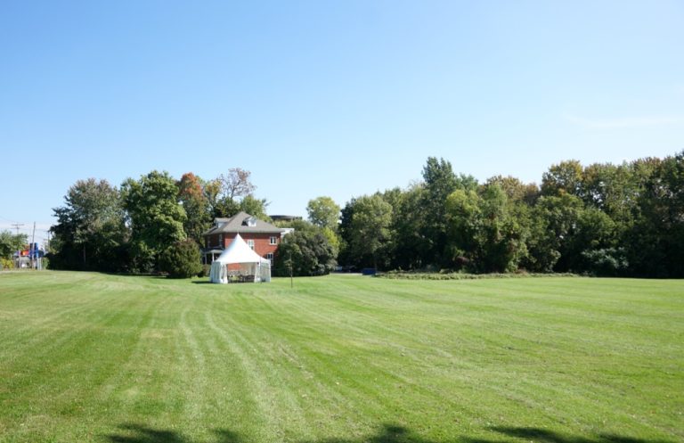 La Ville convoite le terrain du Musée Armand-Frappier Le terrain du Musée Armand-Frappier a une grande valeur aux yeux du conseiller municipal de Souvenir-Labelle, Jean Coupal.