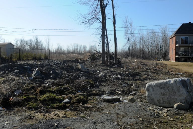 La construction d’une garderie dans Sainte-Rose préoccupe Le terrain vague de 36 000 pc, situé au coin du Chemin de l’Équerre et de la rue Lancelot, devrait accueillir une garderie de 80 places d’ici la fin de l’année. (Photo: Vincent Graton)
