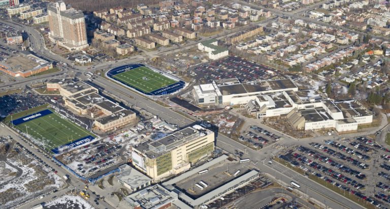 Deux nouveaux terrains synthétiques à Laval Les terrains synthétiques du Collège Montmorency et du Collège Letendre sont prêts à accueillir les athlètes. Ce cliché a été capté avant la tempête de neige. (Photo Alarie Photos)
