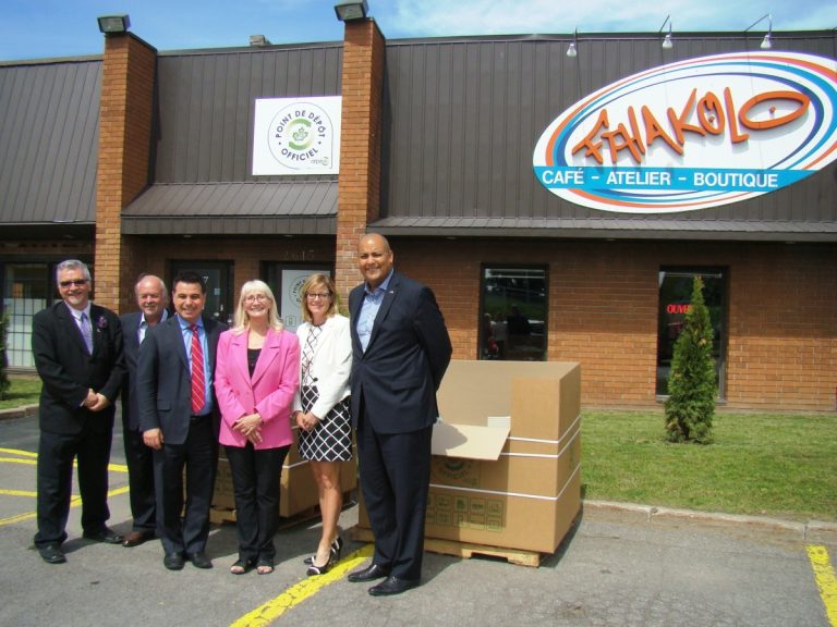 Étaient présents à l'inauguration du 4e point de dépôt des appareils électroniques à Laval: Raynald Adams, conseiller municipal, Serge Mongeon, président de Textil’ART, David De Cotis, vice-président du comité exécutif de la Ville, Jocelyne Arbic, DG de Textil’ART, Dominique Levesque, DG de l’Association pour le recyclage des produits électroniques (ARPE) du Québec, et Saul Polo, député de Laval-des-Rapides.