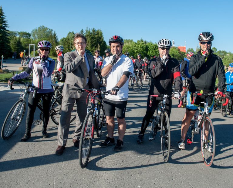 Tour du silence: la Ville lance le projet «Jessica» pour accroître la sécurité routière David De Cotis (au centre) a annoncé une mesure prise par la Ville pour la sécurité des citoyens.