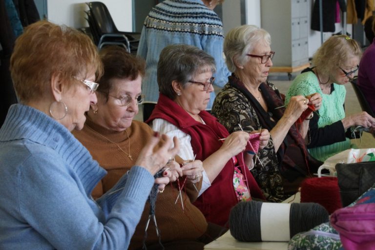 Des bénévoles se rendent au local de la rue St-Louis, le vendredi, pour tricoter chandails, mitaines, tuques, bas et foulards.