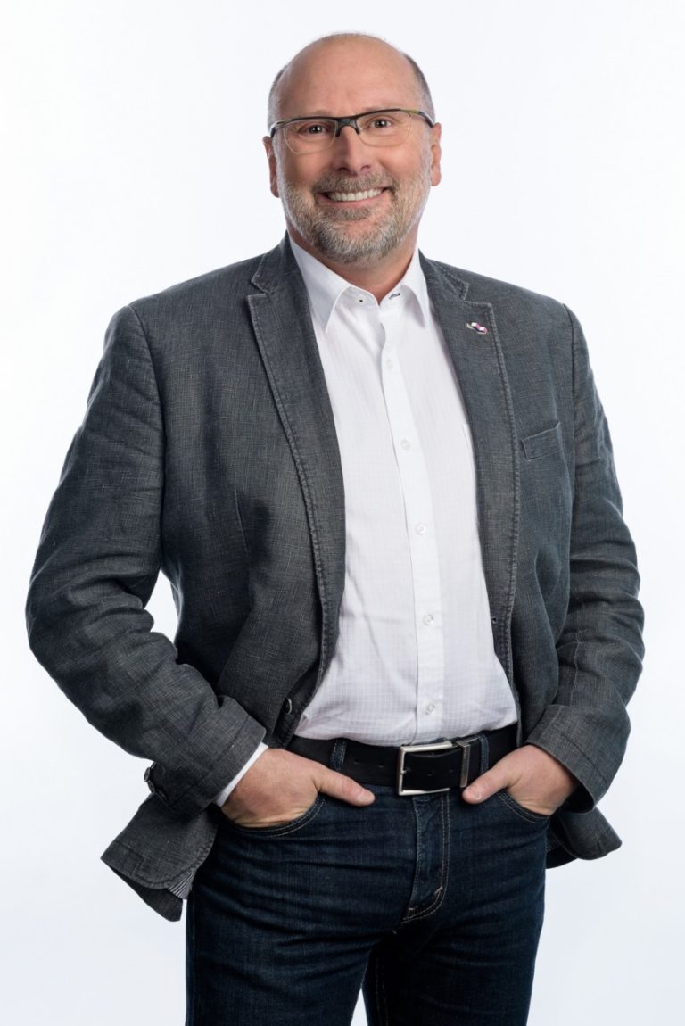 Le député de Fabreville Michel Trottier réclame une consultation citoyenne sur le complexe aquatique.