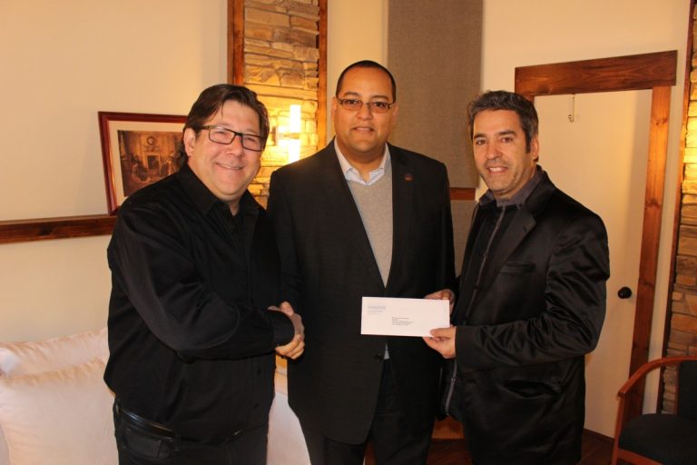 Aide financière pour TV Laval Le député de Laval-des-Rapides, Saul Polo, est entouré du directeur général de TVRL, Eduardo Da Costa, et du président du conseil d'administration de TVRL, Manuel Moreau.