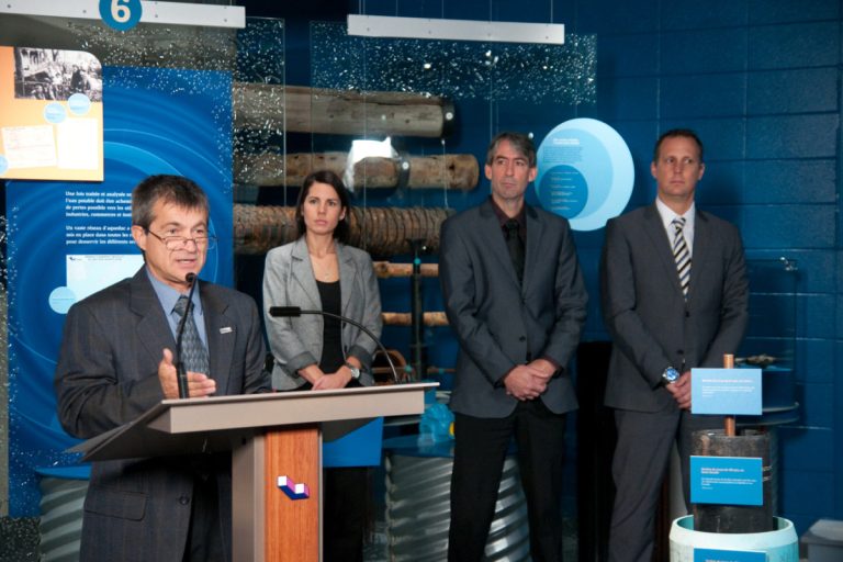 Chargé de projet du Programme d’excellence en eau potable de Réseau Environnement, Alain Lalumière a pris la parole lors d'un point de presse tenu au Centre d'interprétation de l'eau, depuis la station de traitement d'eau potable de Sainte-Rose, le 2 novembre. On peut apercevoir derrière Denis Allard, surintendant de la Division eau potable du Service de l’environnement de la Ville de Laval, et Alexandre Duplessis, membre du comité exécutif et responsable des dossiers environnementaux à la Ville.