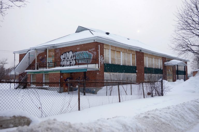 L’ancienne école Notre-Dame-Lourdes, située au 1015, boulevard Pie-X, à Chomedey, sera éventuellement démolie pour faire place à un immeuble de 67 nouveaux logements sociaux, dont la hauteur de 4 étages est toujours contestée par un groupe de citoyens du secteur Val-Martin.