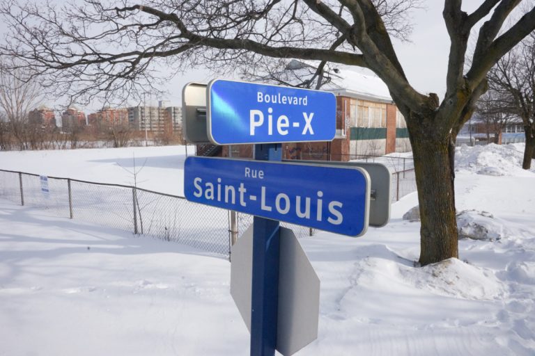 La SHQ confirme 67 nouveaux logements sociaux L'école désaffectée située en arrière-plan croulera sous le pic du démolisseur pour faire place à 67 unités de logements sociaux.