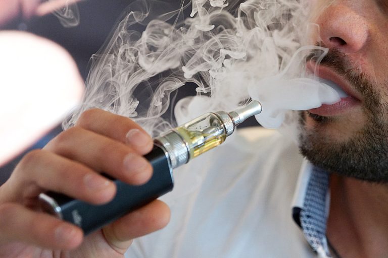 Mise en garde de Santé Canada sur le vapotage Les consommateurs de la cigarette électronique peuvent vapoter à la discrétion de plusieurs commerçants lavallois.