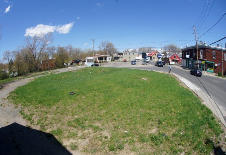 Ce terrain vacant bordant la rue des Patriotes, angle boulevard Sainte-Rose, est destiné à un développement de triplex que contestent des citoyens du Vieux-Sainte-Rose.