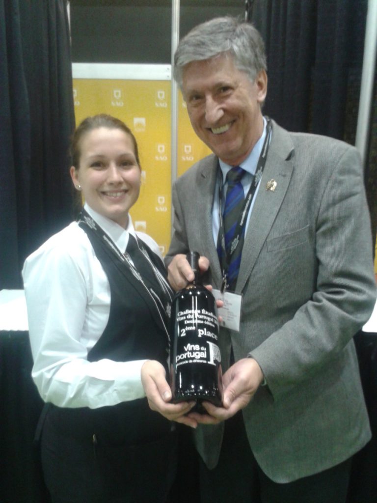 Véronique Durand a fait honneur à l'École hôtelière de Laval en terminant deuxième au Challenge Étudiant Vins du Portugal. Sur la photo, elle est accompagnée par Don-Jean Léandri, sommelier et enseignant à l'école lavalloise.