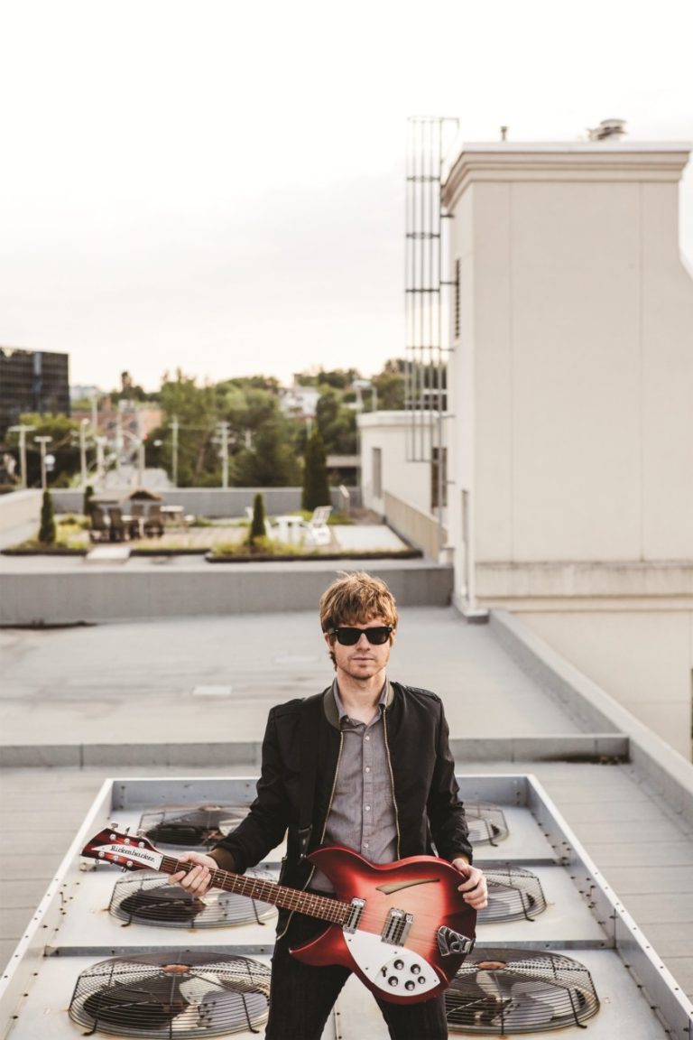 Vincent Vallières poursuit sa tournée, avant une petite pause fin juin, question de se diriger en Gaspésie, où il sera porte-parole du festival de la chanson de Petite-Vallée en juin.(Photo: Courtoisie) 