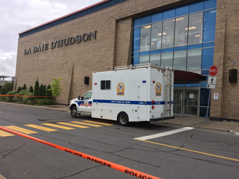 Les policiers appelés sur les lieux ont découvert la majorité du butin volé parsemée dans le stationnement du La Baie.