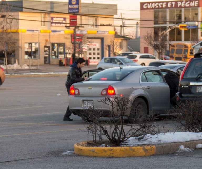 Pris en flagrant délit de vol dans une SAQ Quel hasard! Revenant d'un reportage photo sur le vol à l'étalage, notre photographe a lui-même été témoin du phénomène dans une SAQ. (Photo TC Media - Vincent Graton)