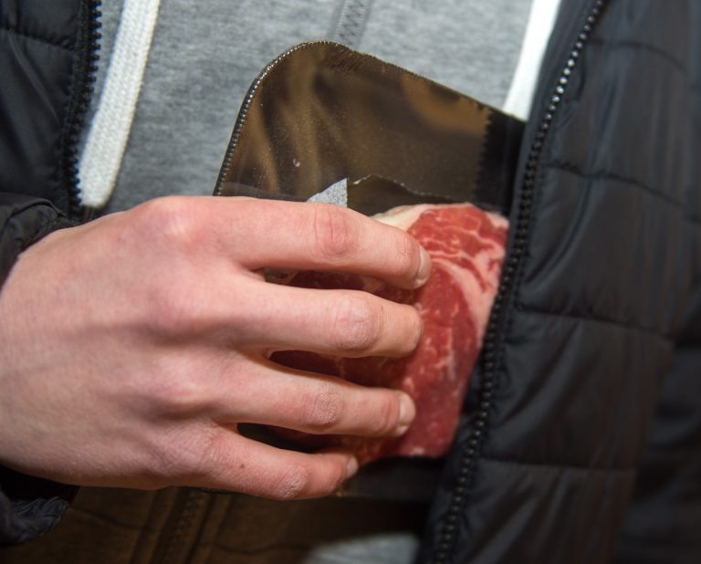 Les épiciers sont de plus en plus préoccupés par le nombre croissant de vols de produits de base et de viande dans leur commerce. (Photo TC Media - Vincent Graton)           