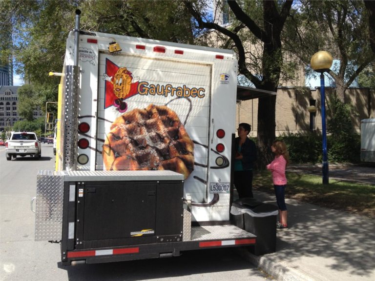 Petite, légère et insonorisée, la génératrice du resto mobile Gaufrabec a été fixée derrière le véhicule par une équipe de Volts Energies.
