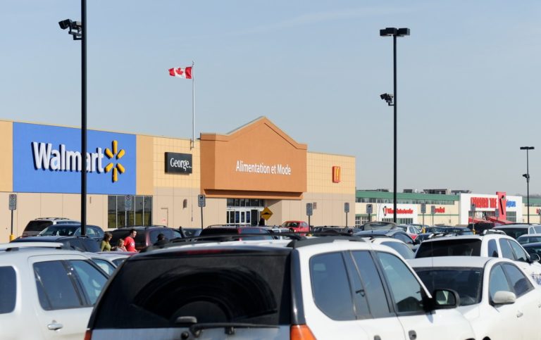 Plus de 23 000 $ visés par Walmart à Laval Les magasins Walmart du territoire, dont celui de Laval Est, sur le boulevard Robert-Bourassa, recueillent les dons des clients au profit de la Croix-Rouge jusqu'à vendredi.