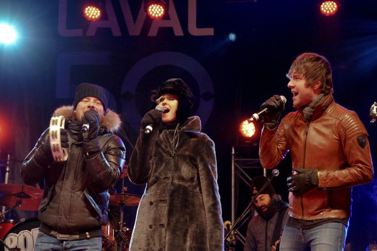 Bonne participation au grand spectacle du 31 décembre Yann Perreau, Geneviève Borne et Rémi Chassé ont lancé le spectacle aux côtés des Porn Flakes. (Photo: Mario Beauregard)