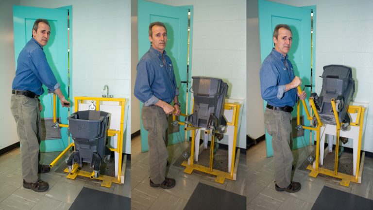 Yves Carbonneau, chef concierge de l’école Leblanc, en train d’utiliser sa dernière invention: l’appareil de levage sécuritaire servant à hisser les seaux d’eau.