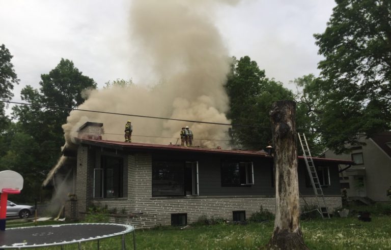 Incendie ravageur près du Club de Golf Ste-Rose L'incendie a nécessité plus de sept heures de travail de la part des pompiers.