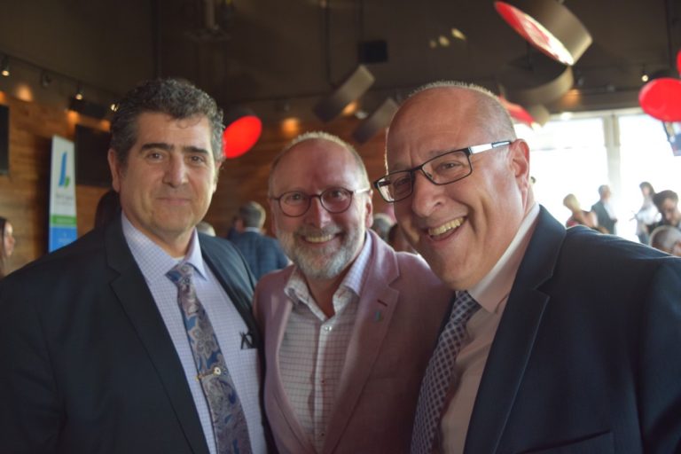 Le chef de l'opposition officielle, Michel Trottier, entouré du chef intérimaire du parti Action Laval, Archie Cifelli (à droite sur la photo)  et de l'ex-candidat de cette formation politique dans Saint-Vincent-de-Paul l'automne dernier, Vittorino Di Genova.