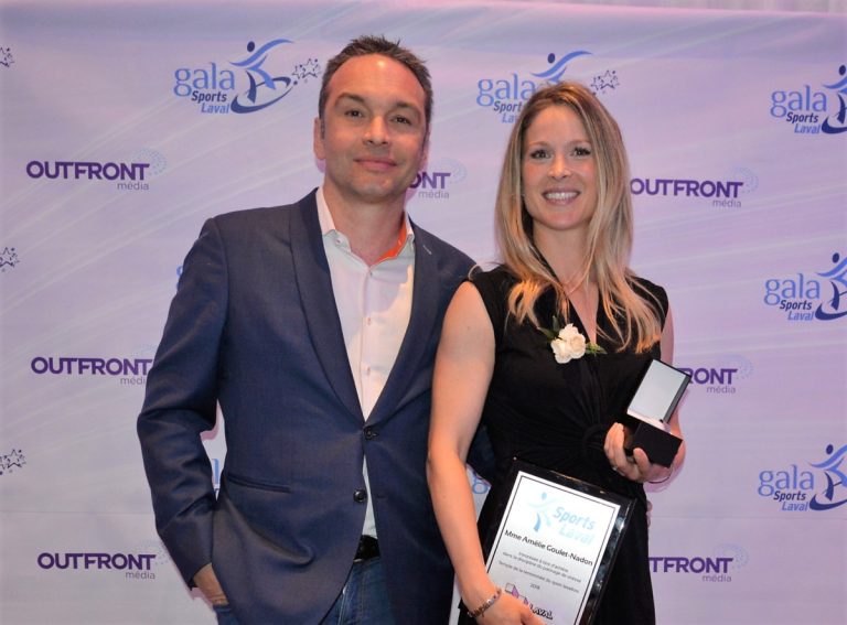 Amélie Goulet-Nadon reçoit les félicitations de son conjoint Sébastien Léonard.