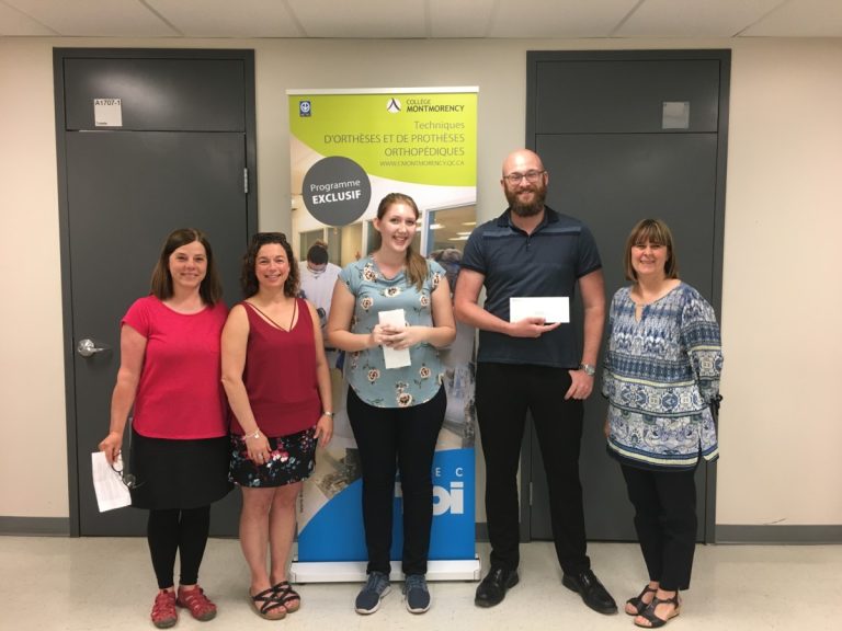 Sur la photo de gauche à droite: Françoise Murray, professeure au Collège, Mireille Jobidon, d’Ottobock, Coralie Ross, boursière, Yan Leguerrier, boursier et Christine Laprise, directrice générale de la Fondation.