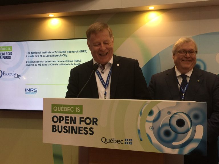 Le maire Marc Demers et le ministre de la Santé et des Services sociaux, Gaétan Barrette, lors de l'annonce d'un investissement de 20 M$ dans les installations de l'INRS au cœur de la Cité de la Biotech de Laval.